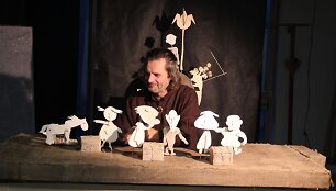 &bdquo;Lietuvi&scaron;ka pasaka APIE TRIS SESERIS&ldquo; &ndash; tai jau trečias jauno teatro spektaklis, kurio aktorius režisierius bei dailininkas Linas Zubė kūrybinio įkvėpimo semiasi lietuvių liaudies pasakose ir kalba apie kitokį, nestandartinį žmogų, vienų vadinamą tiesiog kvailiu, kitų &ndash; i&scaron;minčiumi.