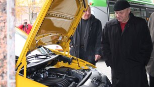 Klaipėdiečiai i&scaron; arti apžiūrėjo suskystintomis gamtinėmis dujomis varomus automobilius, dalyvaujančius žygyje aplink Baltijos jūrą.