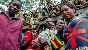 Dešimtys tūkstančių demonstrantų Zimbabvėje reikalauja R.Mugabe atsistatydinimo