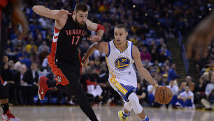 Jonas Valančiūnas ir Stephenas Curry