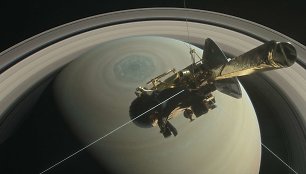 „Cassini“ virš šiaurinio Saturno ašigalio