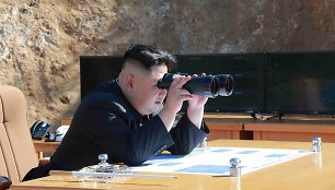 Kim Jong-unas stebi raketos paleidimą