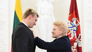Giedrius Titenis gavo apdovanojimą i&scaron; Lietuvos Prezidentės Dalios Grybauskaitės rankų