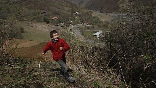 Bacho Tsiklauris žaidžia ant kalno vir&scaron;ūnės netoli namų