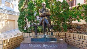 Paminklas ra&scaron;ytojui Michailui Bulgakovui Kyjive