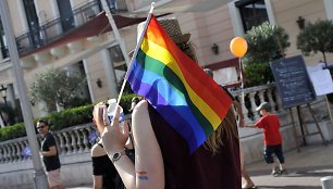 Mergina su LGBT vėliava