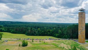 Prie Birštono apžvalgos bokšto driekiasi žmonių eilė.