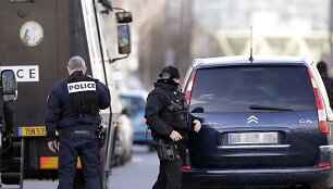Prancūzijos policija Kolombo mieste, kuriame ginkluotas užpuolikas laiko įkaitus.