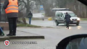 Vilniuje slapta filmuotas įtariamasis narkotikų platintojas: tarp įkalčių – 1 400 eurų