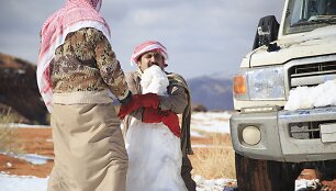 Saudo Arabijos gyventojai nedažnai turi galimybę pasidžiaugti sniegu.