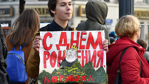 Protestuotojas laiko plakatą su užra&scaron;u &bdquo;Su gimtadieniu, vagie&ldquo;