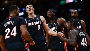 Simone Fontecchio ir kiti &bdquo;Miami Heat&ldquo; krep&scaron;ininkai.