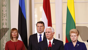 Mike'as Pence'as su Baltijos šalių lyderiais