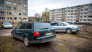 Neleistinoje vietoje pastatyti automobiliai