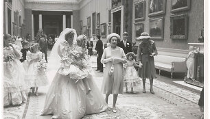 Princesė Diana, ant rankų laikanti Clementine Hambro, ir karalienė Elizabeth II Bakingamo rūmuose (1981 m.)