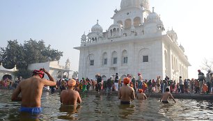 Indijoje milijonai hinduistų dalyvauja maudynių rituale