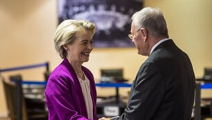 Ursula von der Leyen ir Keithas Kelloggas / Wiktor Dabkowski / ZUMAPRESS.com