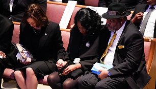 JAV viceprezidentė Kamala Harris dalyvavo nukentėjusiojo laidotuvėse (kairėje)