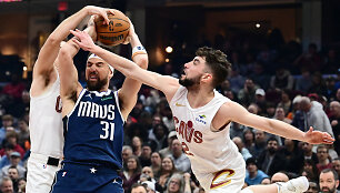 Klay Thompsonas su kamuoliu