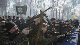 Daugiau kaip 500 savanorių dalyvavo mokymuose prie Kijevo, rengiantis galimai Rusijos okupacijai