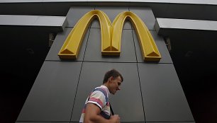 Maskvoje vyras eina šalia uždaryto „McDonald's“ restorano