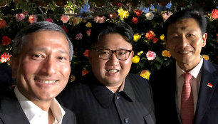 Singapūro diplomatijos vadovas Vivianas Balakrishnanas, Kim Jong Unas ir Singapūro &scaron;vietimo ministras Ong Ye Kungas