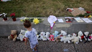 Mergaitė apžiūri instaliaciją apie &bdquo;Hamas&ldquo; įkaitus
