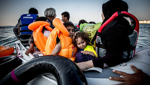 Migrantų &scaron;eima ruo&scaron;iasi plaukti per Egėjo jūrą