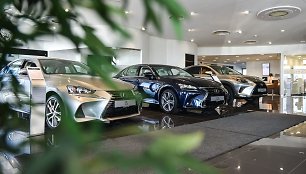 „Lexus“ atstovai Vilniuje atnaujino automobilių saloną