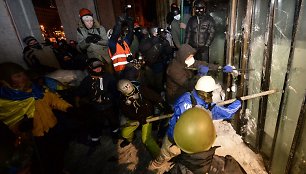 Maidano aktyvistai pabandė įsiveržti į Ukrainos rūmus Europos aikštėje.