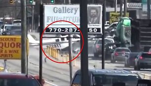 JAV Džordžijos valstijoje nedidelis lėktuvas avariniu būdu nusileido judrioje gatvėje