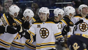 „Boston Bruins“ ledo ritulininkai sėkmingai žaidžia išvykose