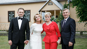 Viktorija Pranckietytė ir Mantvidas Žalėnas su nuotakos tėvais Irena bei Viktoru Pranckiečiais