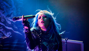 &bdquo;Arch Enemy&ldquo; koncerto akimirka