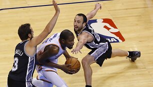 &bdquo;Thunder&ldquo; lyderį Keviną Durantą stabdo &bdquo;Spurs&ldquo; žaidėjai Marco Belinelli ir Manu Ginobilli