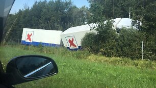 &bdquo;Maxima&ldquo; vilkikas atsidūrė greitkelio griovyje