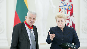 Dalia Grybauskaitė apdovanojo Tomą Venclovą ordinu „Už nuopelnus Lietuvai“ Komandoro didžiuoju kryžiumi