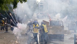 Stambule policija ašarinėmis dujomis vaikė Gegužės 1-osios demonstraciją.