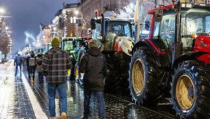 Mitinguojantys ūkininkai trečiadienio vakarą