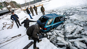 Iš Kauno marių dugno traukiamas automobilis