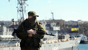 Rusijos karys netoli Ukrainos karinio laivo &bdquo;Slavutyčius&ldquo;, Sevastopolyje.