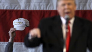 D.Trumpas ir kepuraitė su jo kampanijos &scaron;ūkiu.