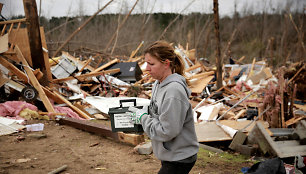 Alabamoje tęsiamos per pražūtingus tornadus dingusių žmonių paieškos