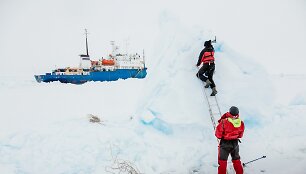 Antarktidoje įstrigęs laivas &bdquo;Akademik &Scaron;okalskij&ldquo;