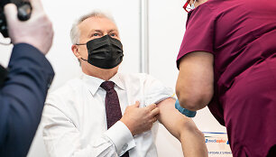 Prezidentas Gitanas Nausėda &Scaron;alčininkuose pasiskiepijo trečiuoju skiepu nuo Covid-19