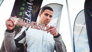 Trofėjumi džiaugiasi Jonas Po&scaron;kus