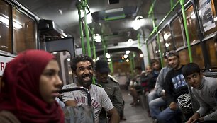 Migrantai autobusais vežami prie sienos su Austrija