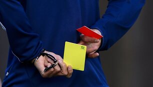 Kortelės arbitro rankose