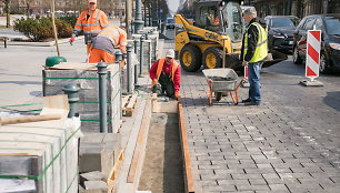 Klojamos naujos trinkelės dviračių take Vilniaus Gedimino pr. 