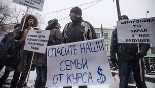 Paskolas JAV doleriais turinčių žmonių protestas prie Rusijos centrinio banko Maskvoje